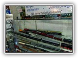 anlässlich des Jubiläums "125 Jahre Müglitztalbahn" 
Mügeln / Heidenau - Geising / Altenberg wurden in einer Vitriene Zuggarnituren gezeigt, welche auf der Müglitztalbahn verkehrten bzw. verkehren